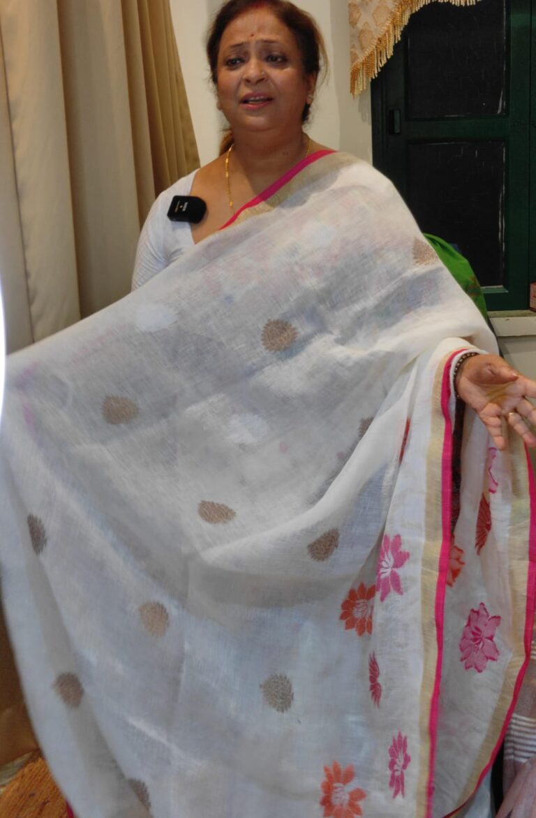 SAREE HANDLOOM LINEN OFF WHITE.